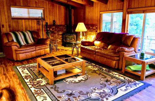Hamilton Branch House | Scenic River Front Home Lake Almanor