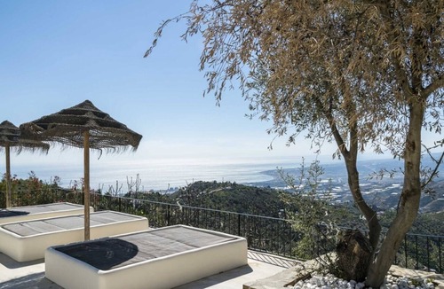 Sayalonga Villa | Sea & mountain views - 8 persons - private pool - air conditioning.