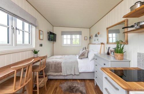 Bathampton Ski Chalet | Secluded lodge with spectacular views and hot tub!