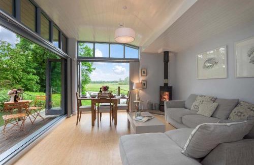 Godshill House | Secluded, New Forest Riverside Lodge