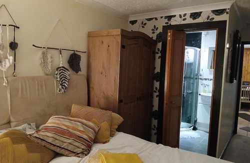 Pontypool Apartment | Self contained 1 bedroomed garden flat