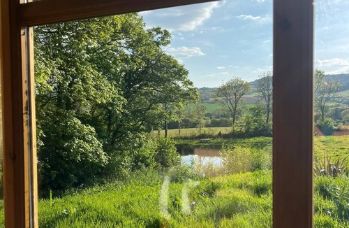 Bridport Cabin | Self contained, lakeside Hobbit House.