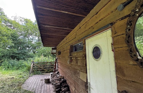 Bridport Cabin | Self contained, lakeside Hobbit House.