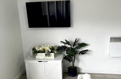 Clayton Apartment | Serene 2-Bed Flat with Canal Views - Coop Live & Ethiad