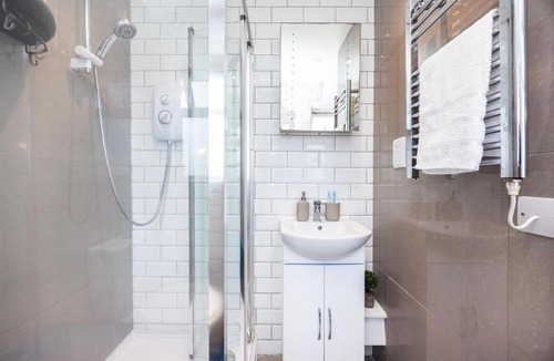 Eltham West Apartment | Serene flat near Central, C Wharf, O2 & Greenwich