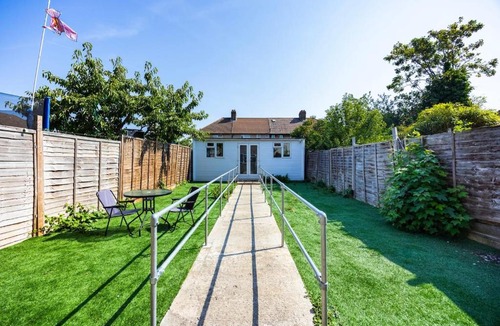 Eltham West Apartment | Serene flat near Central, C Wharf, O2 & Greenwich