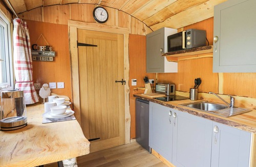 Llandovery Cottage | SHEPHERD'S CWTCH, pet friendly, with hot tub in Llandovery