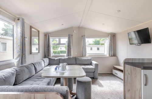 Clacton-on-Sea House | Silver Caravan with parking