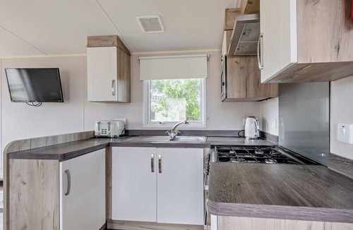 Clacton-on-Sea House | Silver Caravan with parking