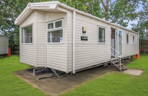 Clacton-on-Sea House | Silver Caravan with parking