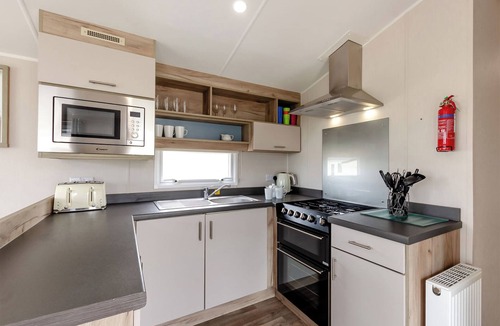 Ryde House | Silver Caravan with decking P