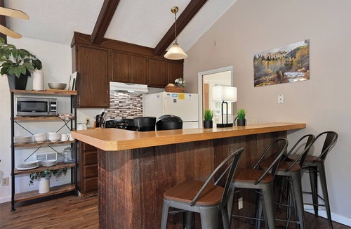 Castella House | Ski’s Cabin – Your Perfect Riverside Escape