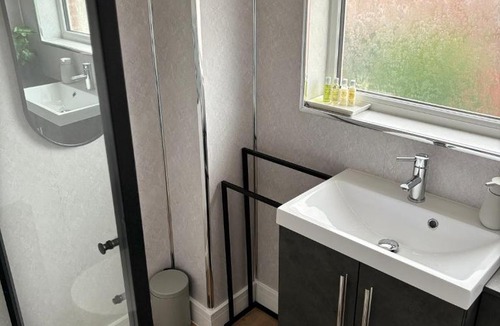 Edgbaston Apartment | Skyline Loft - Modern Private King Room with Ensuite