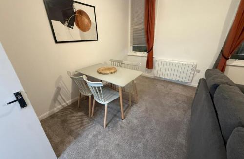 Warwick Town Centre Apartment | Sleek 1 Bed Flat near Warwick Castle with Parking