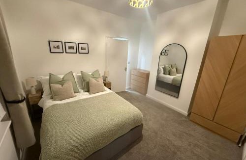 Warwick Town Centre Apartment | Sleek 1 Bed Flat near Warwick Castle with Parking
