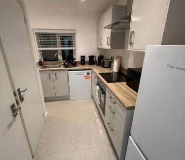 Warwick Town Centre Apartment | Sleek 1 Bed Flat near Warwick Castle with Parking