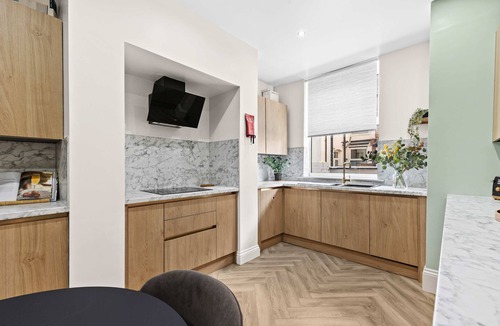 Old Trafford House | Sleeps 14 The Old Trafford Zen by Genesis Living