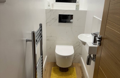 Finchley Church End Apartment | Smart Room for contractor workers and also leisure