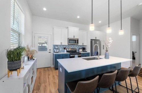 Montopolis House | Sol House . Sweet for Groups . 3 min to Airport