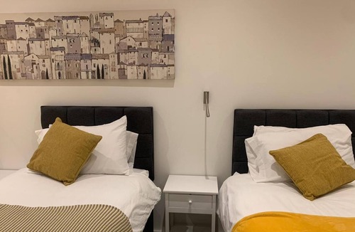St Albans Apartment | Spacious 1 Bed Luxury St Albans Apartment - Free WiFi & Movies also Free Parking.