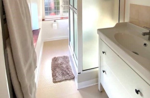 Warren Row House | Spacious, 1790's Beckfords Cottage by the Forest