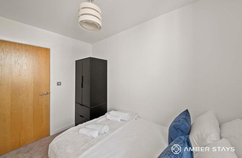 Poplar Apartment | Spacious 2 Bed Apartment in London by Amber Stays - Perfect for Business & Contractors, Sleeps 6!