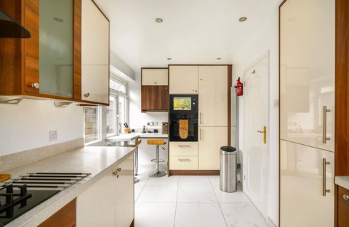 Edgbaston Apartment | Spacious 2 Bed Home with Parking Near City Centre