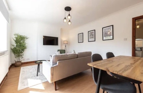 Southampton Apartment | Spacious 2-Bed in Southampton | Hospital & Docks