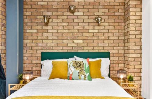 Cathedrals Apartment | Spacious 2 Bed Urban Jungle Flat, Central London