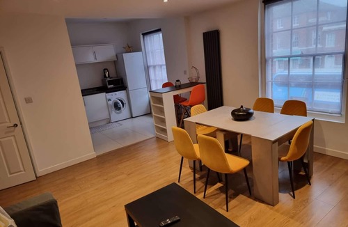 Reading Apartment | Spacious 2 Bedroom Duplex