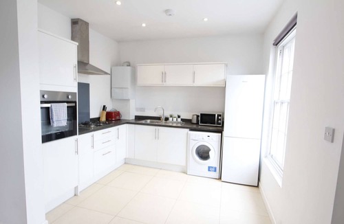 Reading Apartment | Spacious 2 Bedroom Duplex
