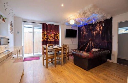 Watford Apartment | Spacious 2-BR House in Watford|Warner Bros. Studio