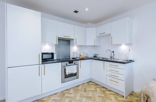 Clayton Apartment | Spacious 2BR | Sleeps 6 | Parking | Walk to Etihad