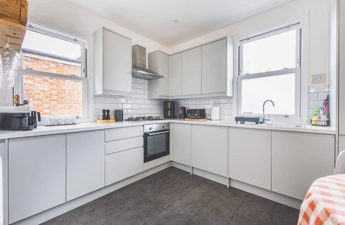 Askew Apartment | Spacious 2BDR 2BA near Shepherds Bush Oasis