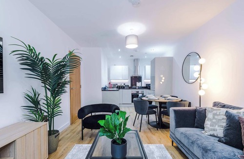 Birmingham City Centre House | Spacious 2BR Apartment, Walk to City Centre