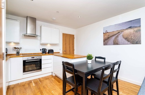Peterhead Apartment | Spacious 2BR Ground Floor Sleeps 5 Near Peterhead Harbour FREE Parking Fast WiFi
