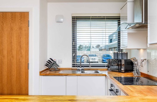 Peterhead Apartment | Spacious 2BR Ground Floor Sleeps 5 Near Peterhead Harbour FREE Parking Fast WiFi