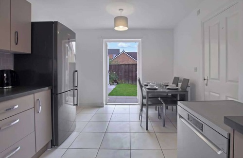 Hartwell House | Spacious 3-Bed House with Parking and Garden