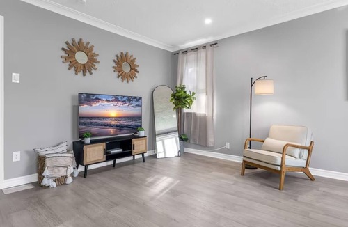 Thorold House | Spacious 3BDs - Close to Wineries, Brock & Falls!