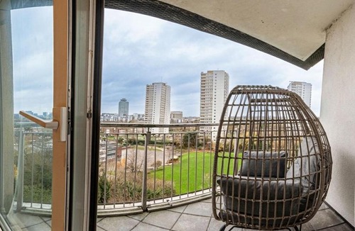 London Borough of Hounslow Apartment | Spacious 3BR Apartment with River View & Terrace, Families Only