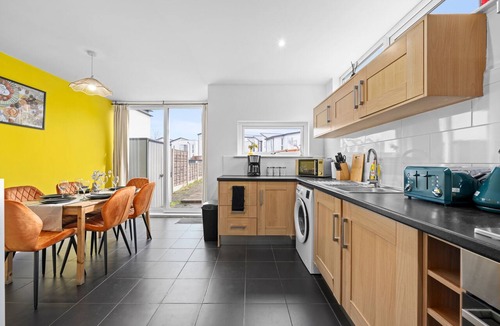Belle Vue House | Spacious 3BR House | Sleeps 10 | Free Parking for 3 Cars