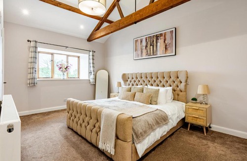 Blackburn House | Spacious 3BR House in Blackburn, Garden, Free WiFi & 4-Car Parking