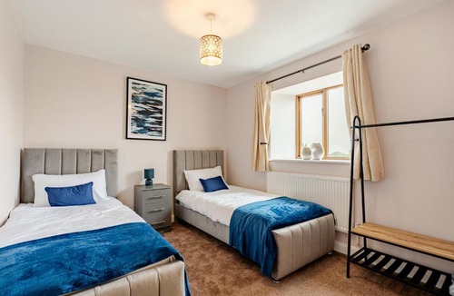 Blackburn House | Spacious 3BR House in Blackburn, Garden, Free WiFi & 4-Car Parking