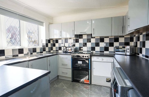Tea Green House | Spacious 4-Bed Contractor House | Parking | Fast WiFi | Luton