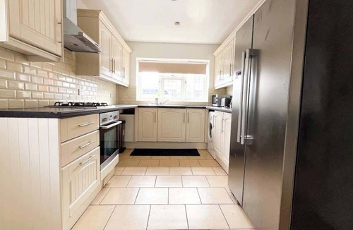 Eastbrook House | Spacious 4-Bed House I Free Parking & Fast Wi-Fi