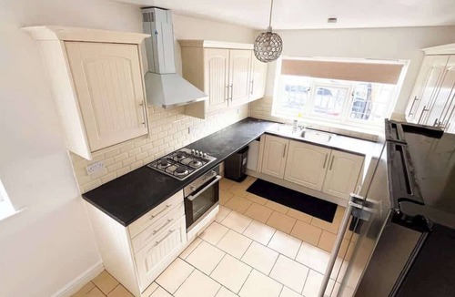 Eastbrook House | Spacious 4-Bed House I Free Parking & Fast Wi-Fi