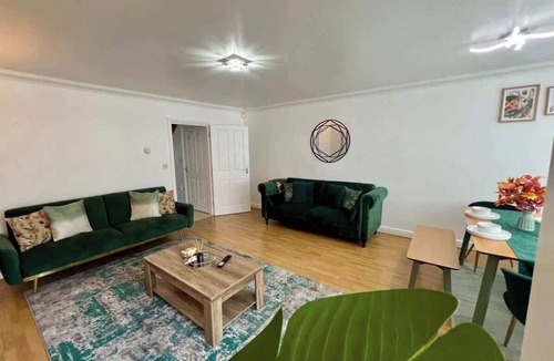 Eastbrook House | Spacious 4-Bed House I Free Parking & Fast Wi-Fi