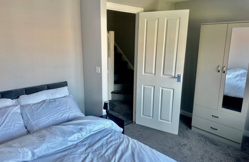 Wolverhampton Hotel | Spacious 4-Bed in Vibrant Community with Family Park & Garden Oasis!
