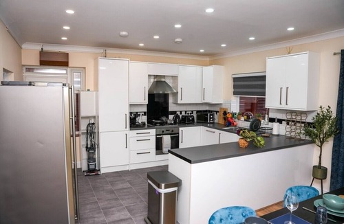 London Borough of Hounslow House | Spacious 4-Bed Near Heathrow | Sleeps 9 | Free Parking & WiFi