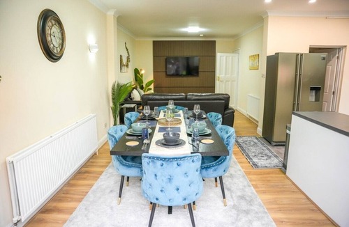 London Borough of Hounslow House | Spacious 4-Bed Near Heathrow | Sleeps 9 | Free Parking & WiFi